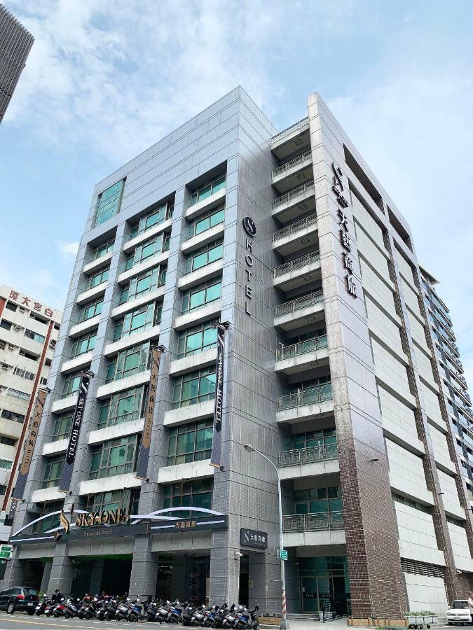 Skyone Hotel Kaohsiung Bagian luar foto